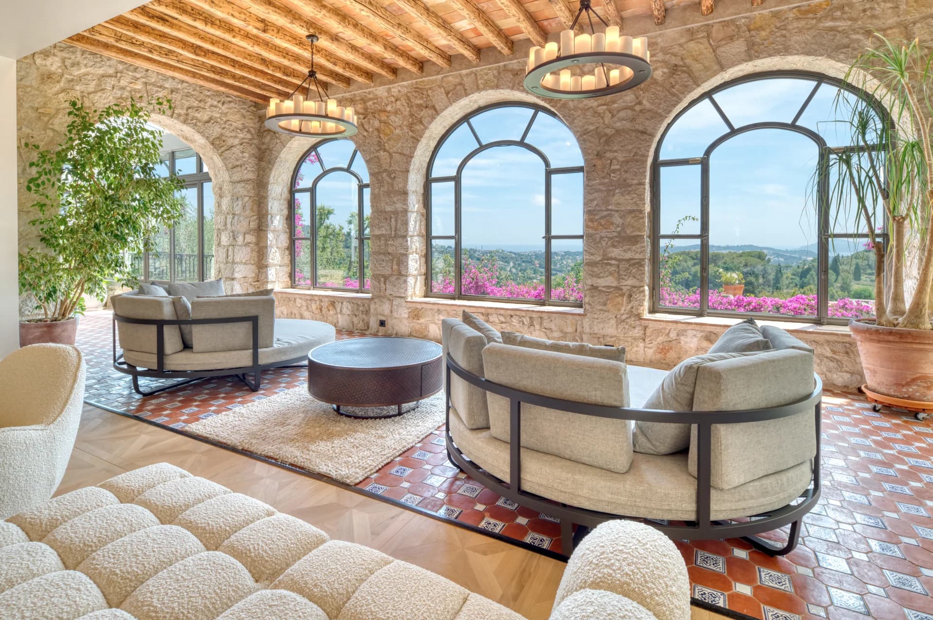 Galerie vitrée en arcades, plafond à la provençale et vue sur la mer