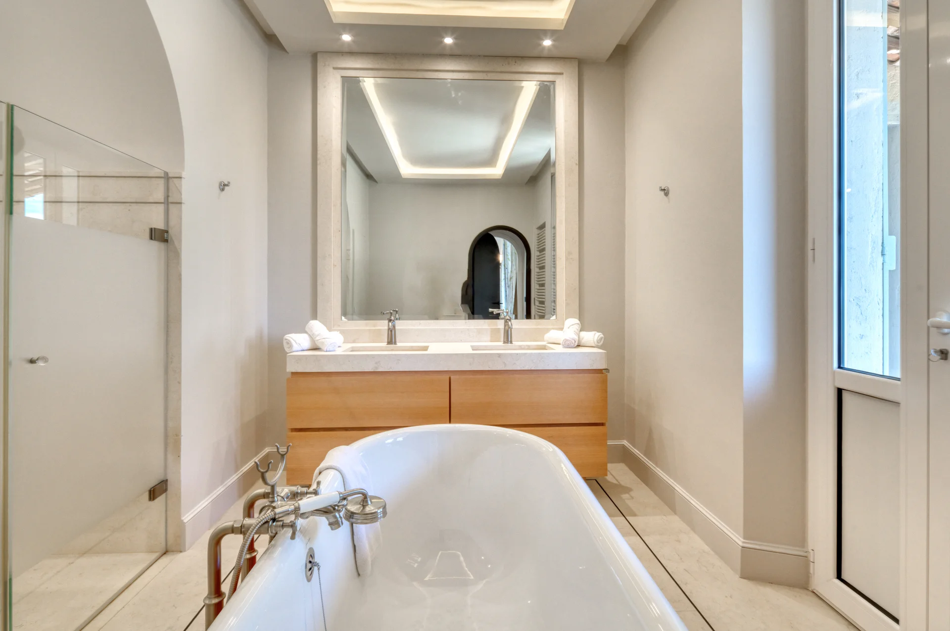 Salle de bain, double vasque en pierre, baignoire îlot et grand miroir