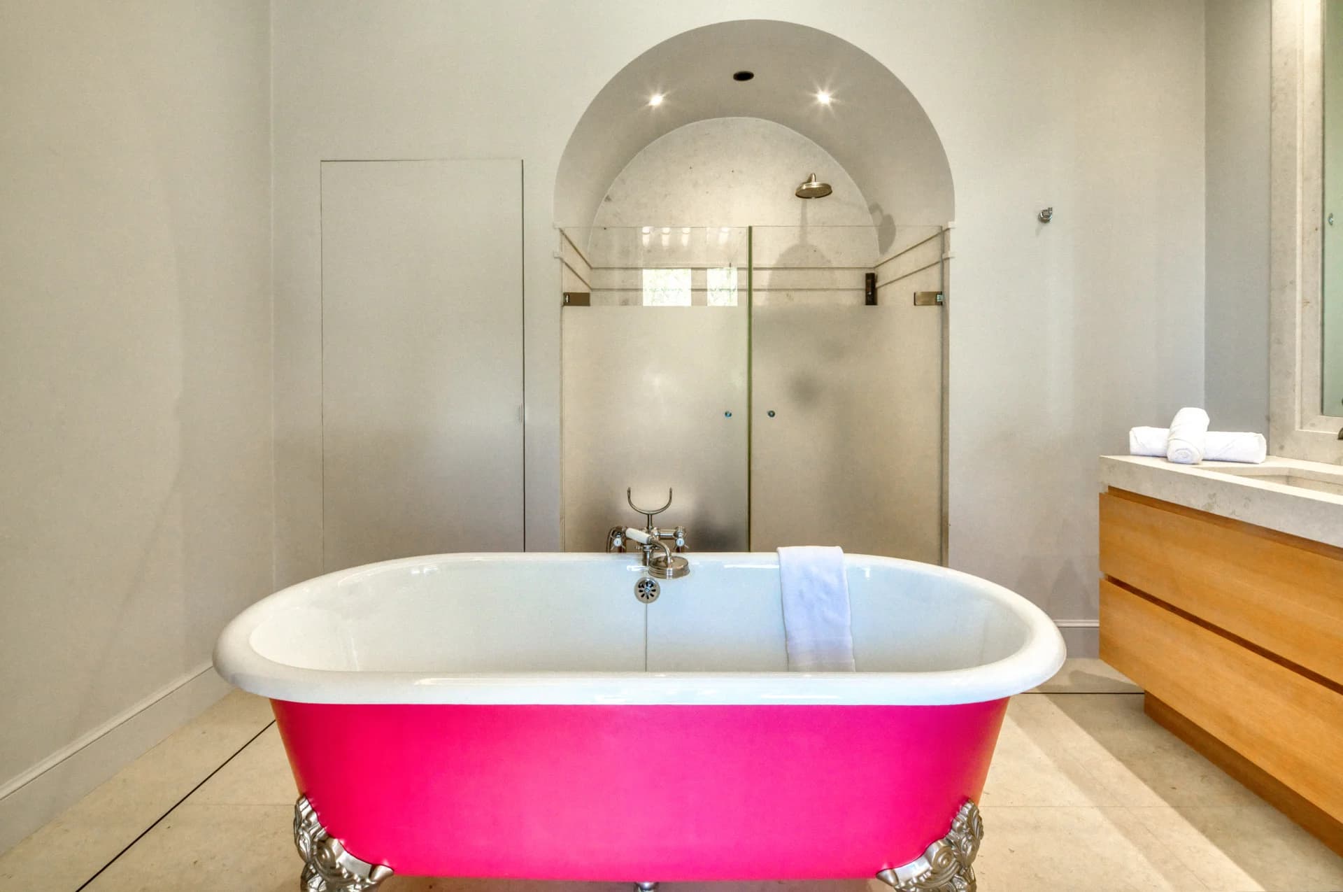 Salle de bain, baignoire sur pieds fuchsia et douche sous voûte