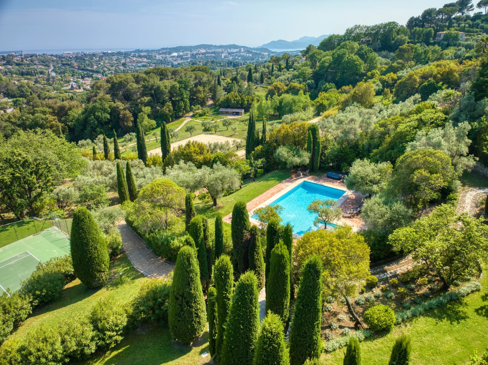 La piscine dans l’oliveraie, le court de tennis et la baie