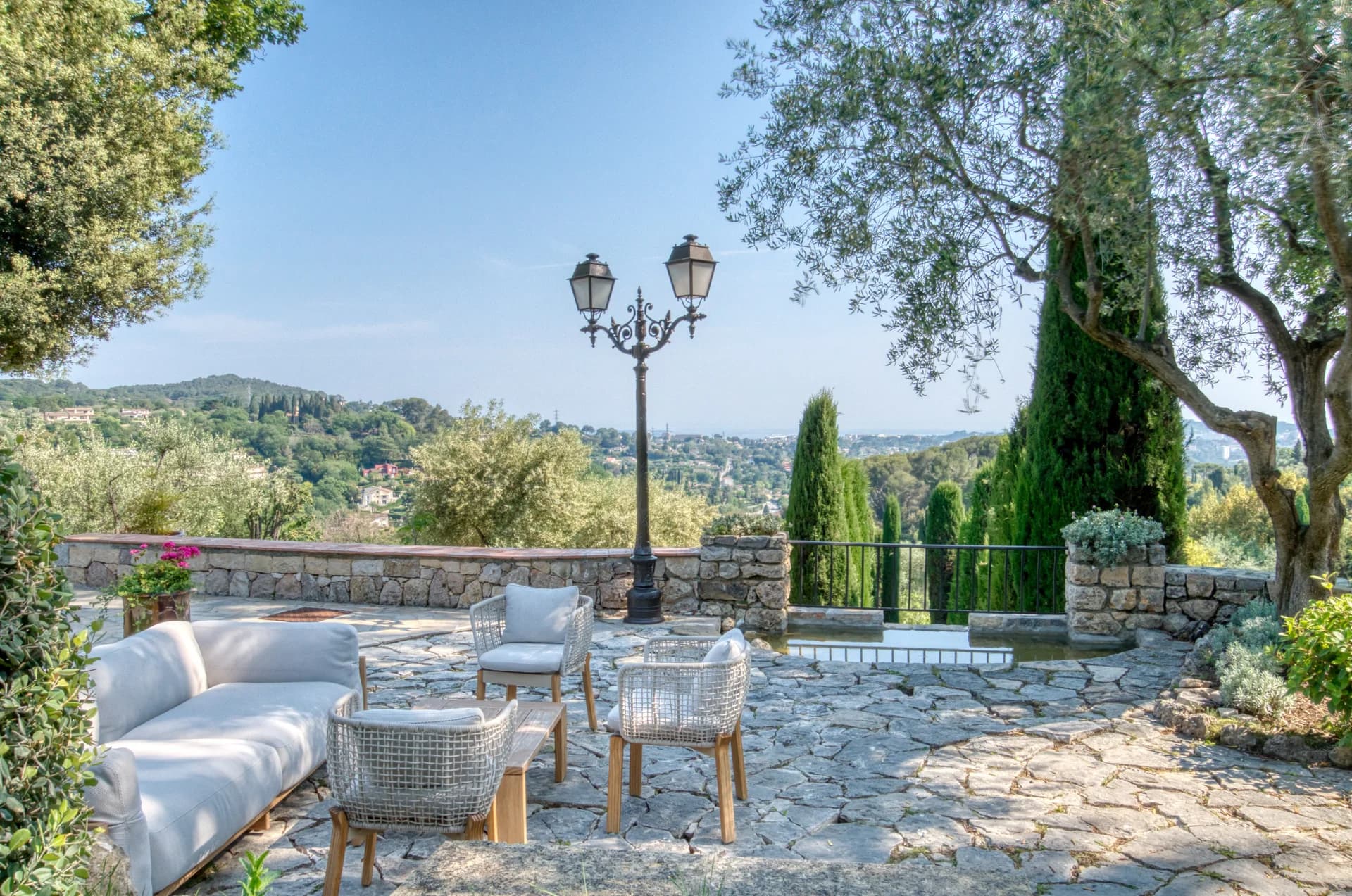 Terrasse en pierre, salon d’extérieur et vue sur les collines de Mougins