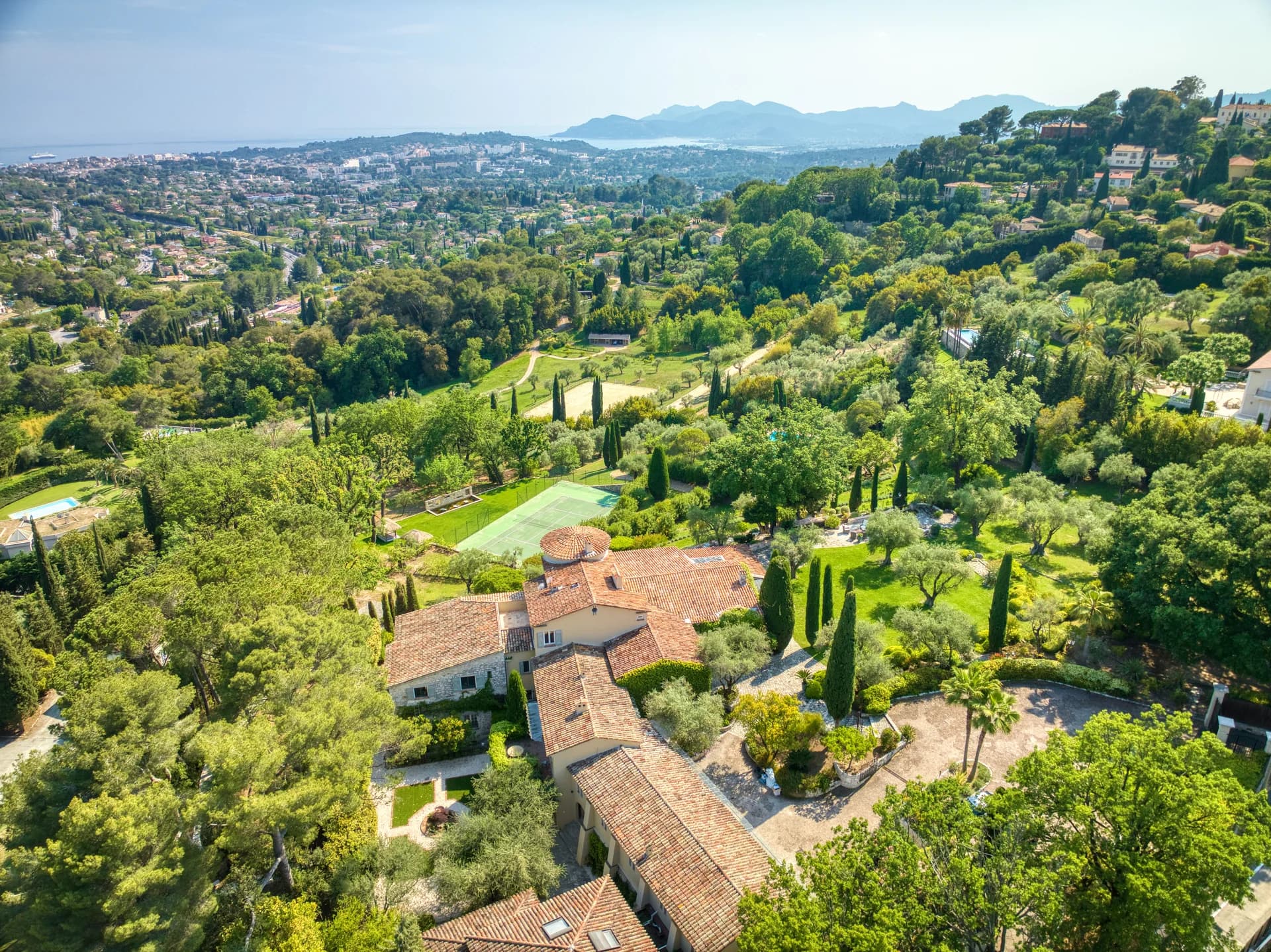 Le domaine vu du ciel, la baie de Cannes et l’Estérel au fond