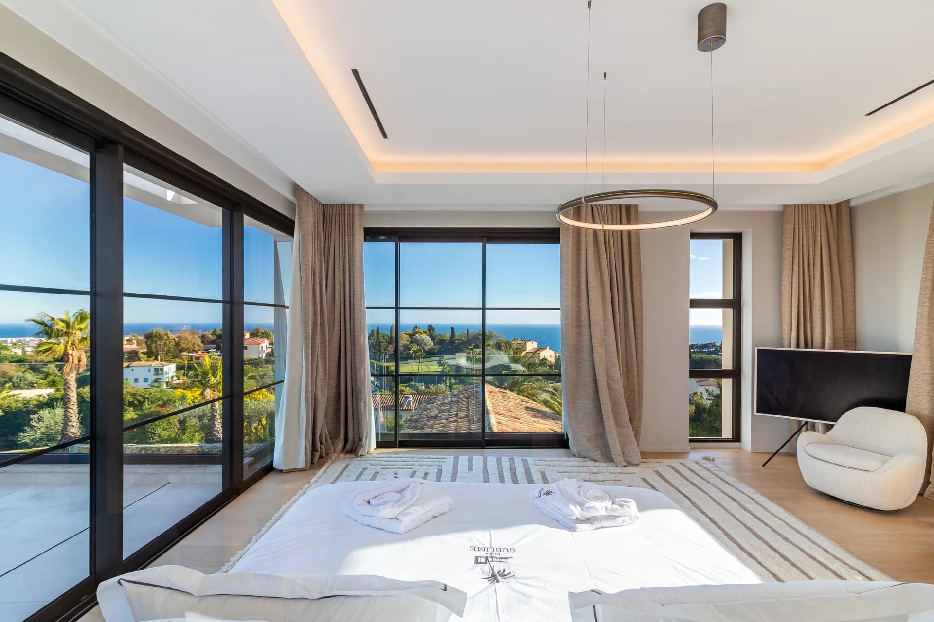 Suite avec baignoire îlot face à la vue