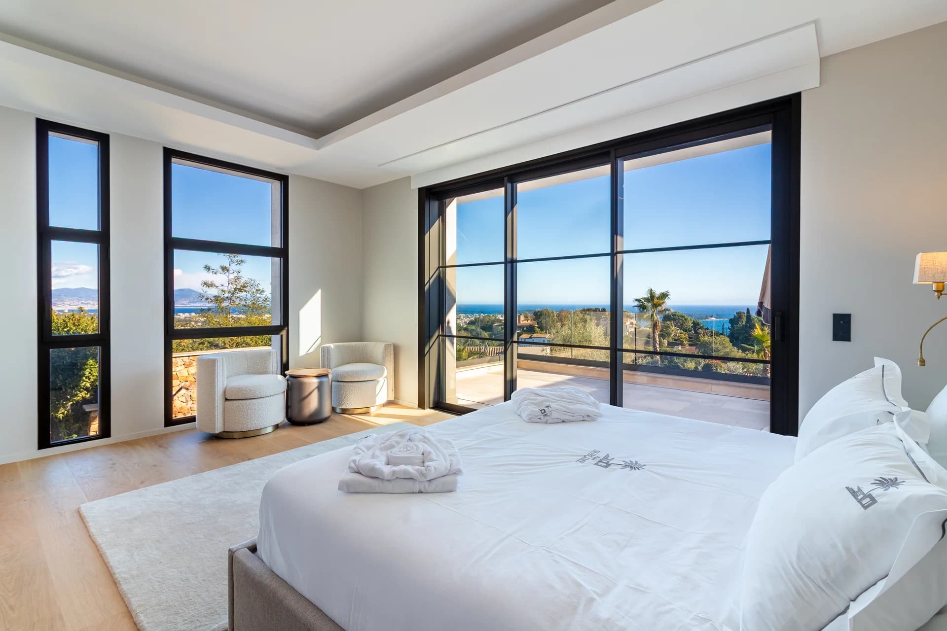 Chambre ouverte sur la terrasse, la piscine et la mer