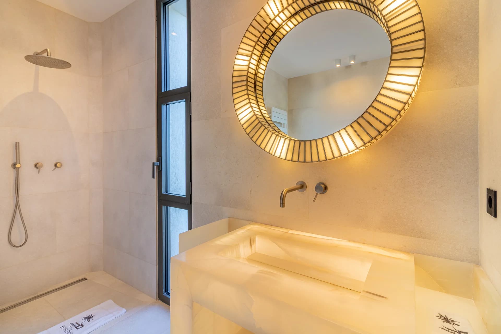 Vasque taillée dans la pierre et miroir soleil