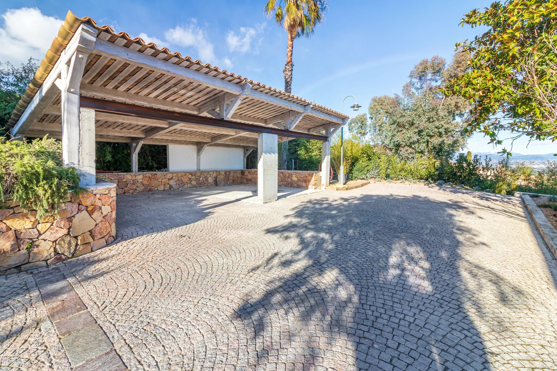 Pool house couvert et esplanade pavée