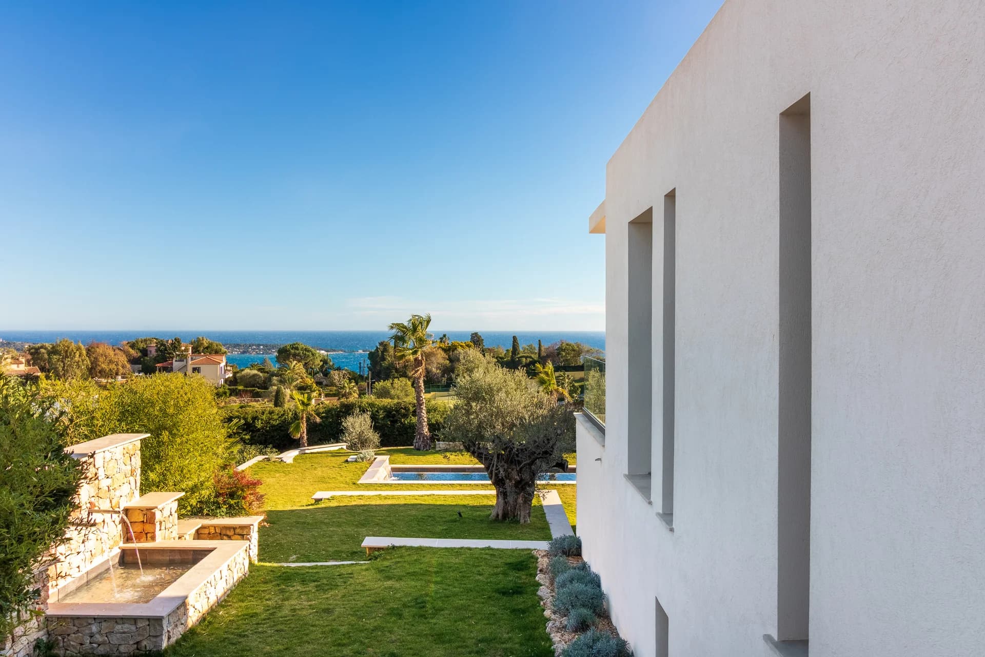Le parc et la piscine de la villa, vue plongeante sur la Méditerranée