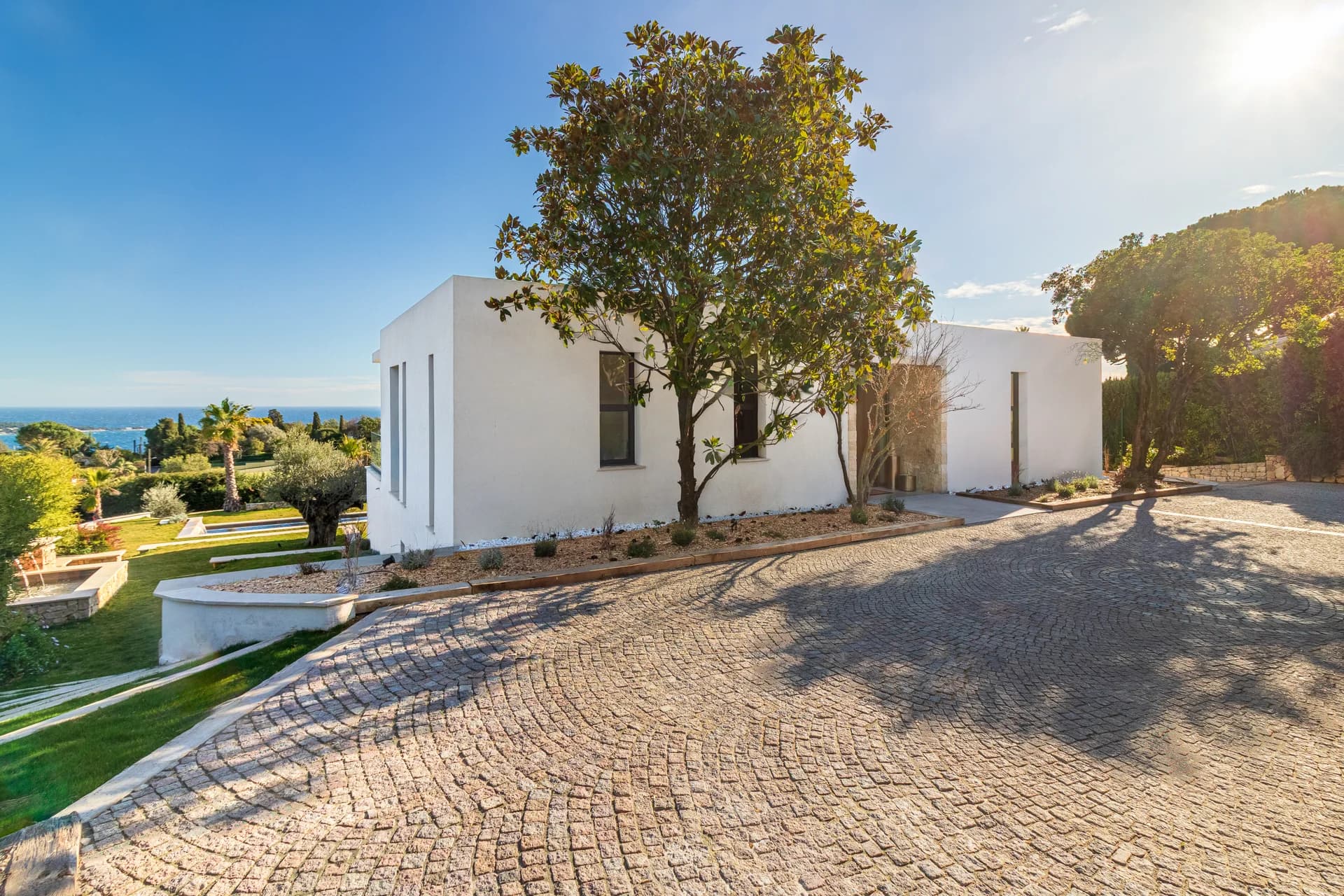 La villa depuis l’allée, oliviers et pierre sèche