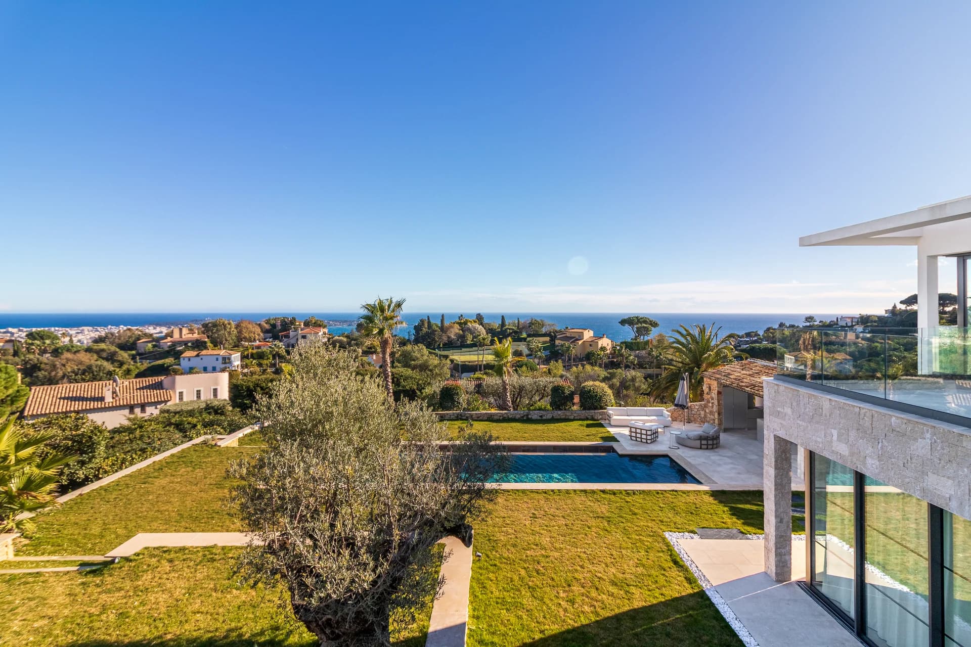 Villa Sublime : le jardin, la piscine et les oliviers face à la baie de Cannes