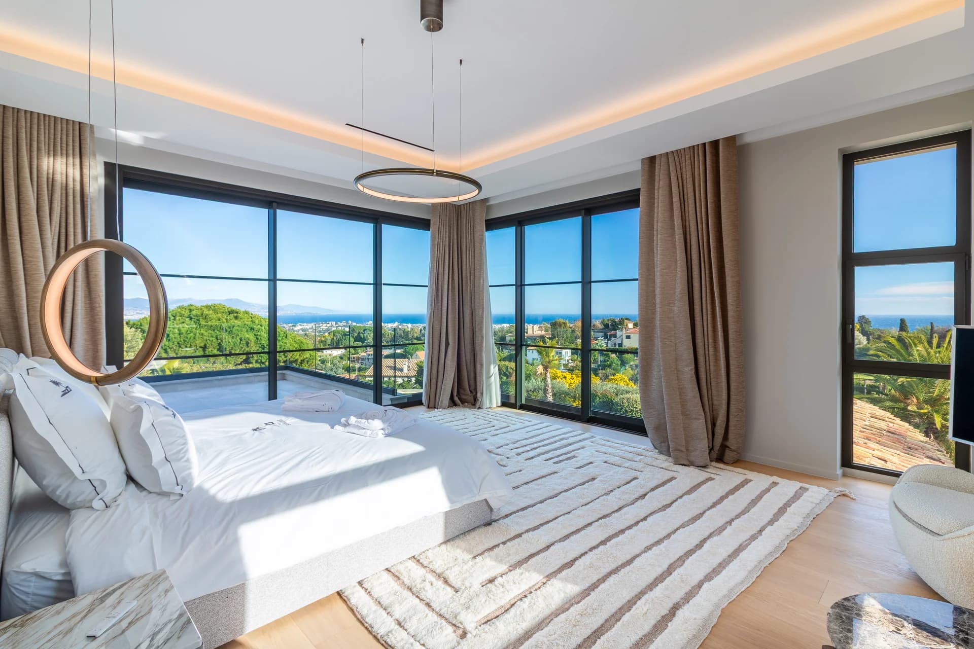Suite en angle, baies vitrées du sol au plafond sur le jardin et la mer
