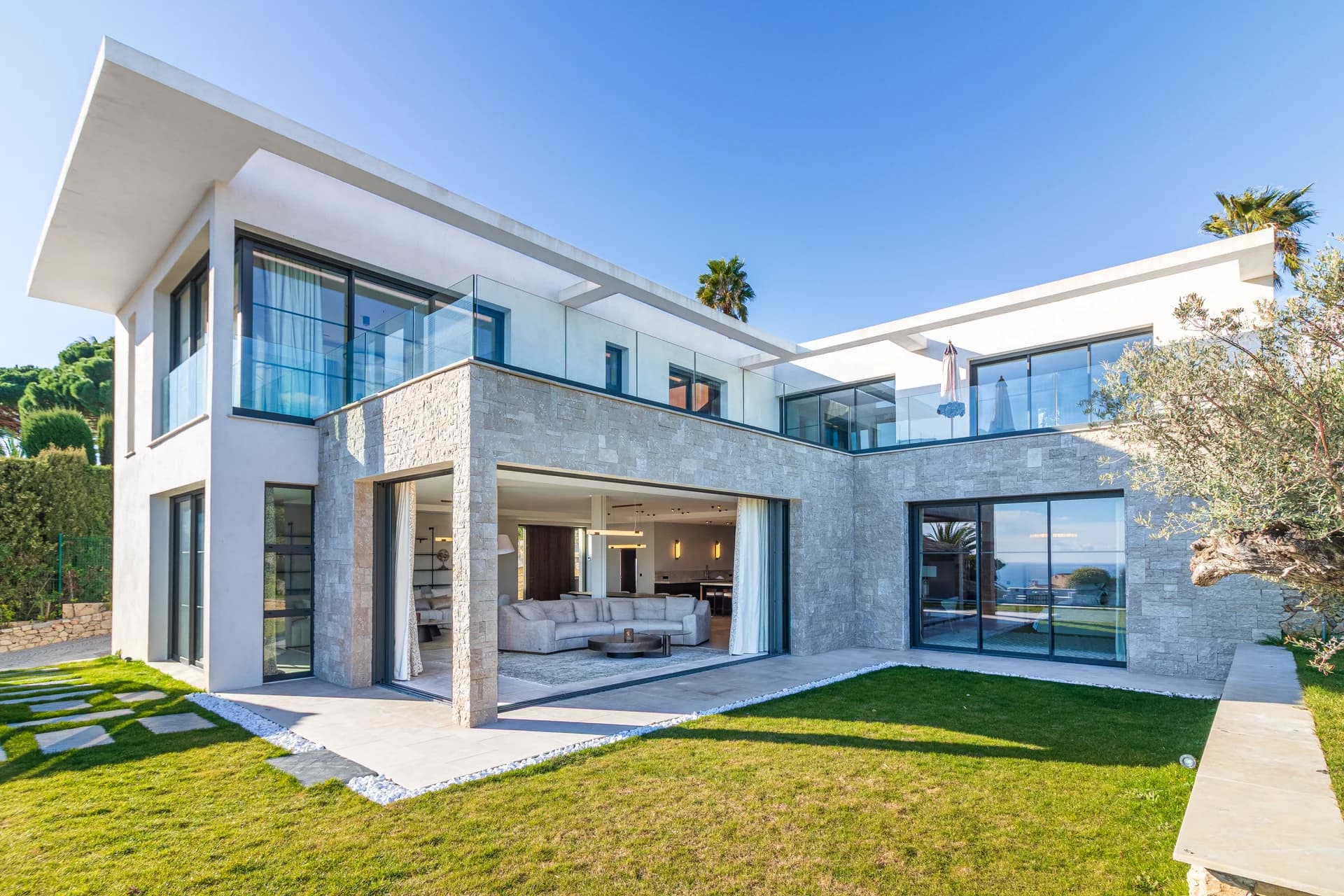 Façade contemporaine de la Villa Sublime, pierre claire et grandes baies vitrées